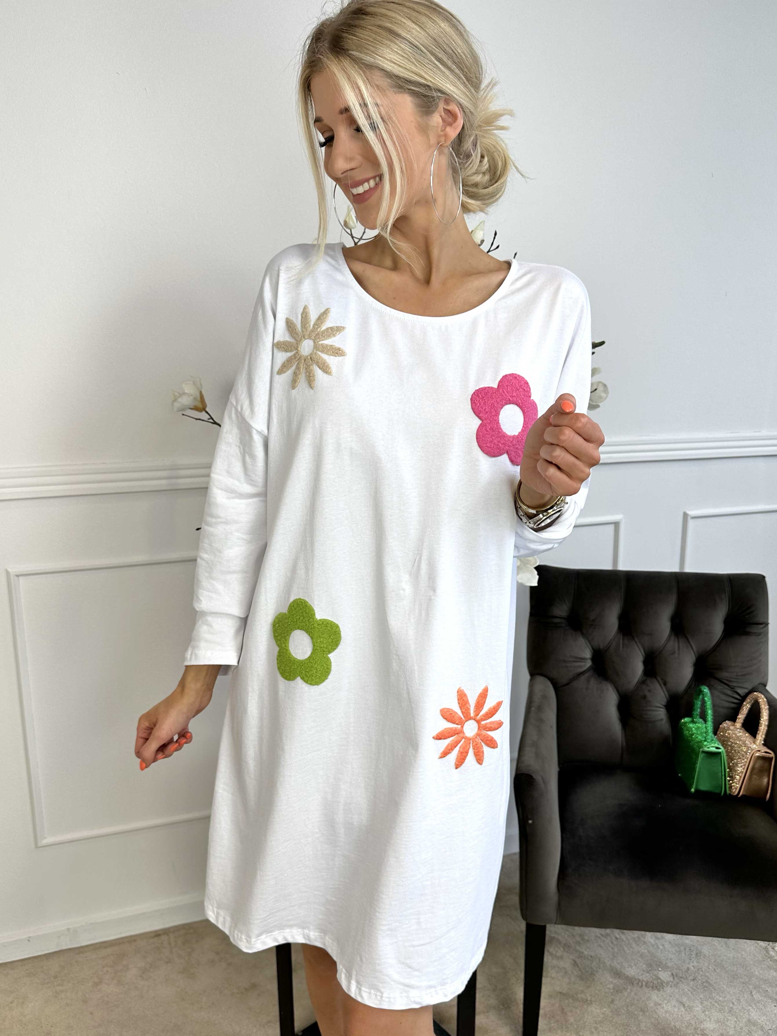 Susanna - Joggingklänning i bomull med färgade blommotiv